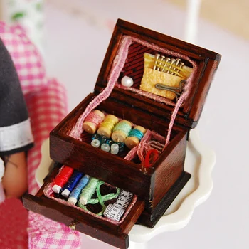 1 adet Sevimli 1: 12 Vintage Dikiş Dikiş Dekor Çocuklar Hediye Bebek Aksesuarları İğne Makas Seti Kutusu Dollhouse Minyatür