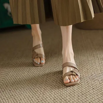 2022 Yaz Kadın Sandalet Kare Ayak Çapraz Dış Giyim Burnu açık Orta Tıknaz Topuk Kadın Pompaları Moda Eğlence Rahat Bayan Ayakkabı