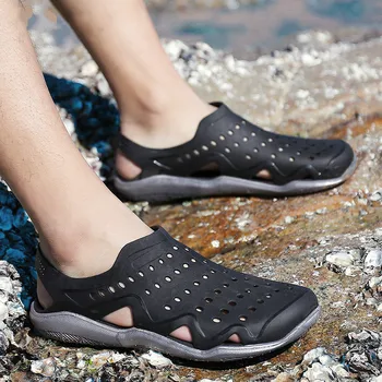 Coslony plaj sandaletleri Terlik Delikli Arduvaz 2020 Yeni Gelmesi Delik nefes ayakkabı Erkekler için ışık Sandalias Açık Yaz