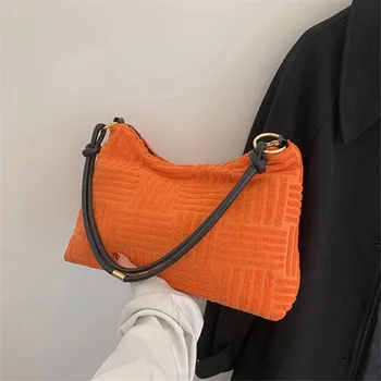 Kadın Şeker Renk omuzdan askili çanta Peluş Debriyaj Küçük Çanta 2022 Moda Hobos Çanta Kadın Günlük Koltukaltı Tote alışveriş çantası
