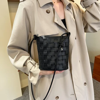 Yüksek Kaliteli PU Deri Dokuma Kova Çanta Kadınlar için Sevimli Çanta Tasarımcısı Crossbody Çanta Lüks omuz çantaları Satchel Kadın Görüntü 2
